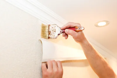 Pose de papier peint à Chisa — revêtements muraux et toiles de verre